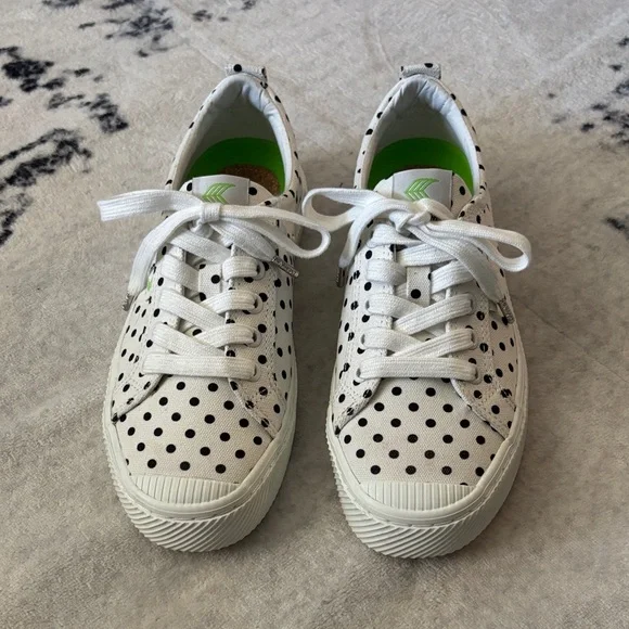 Cariuma Oca Low White Sneakers with Black Dots - Picture 1 of 9